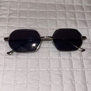 New- sunglasses trendy with silver frames
